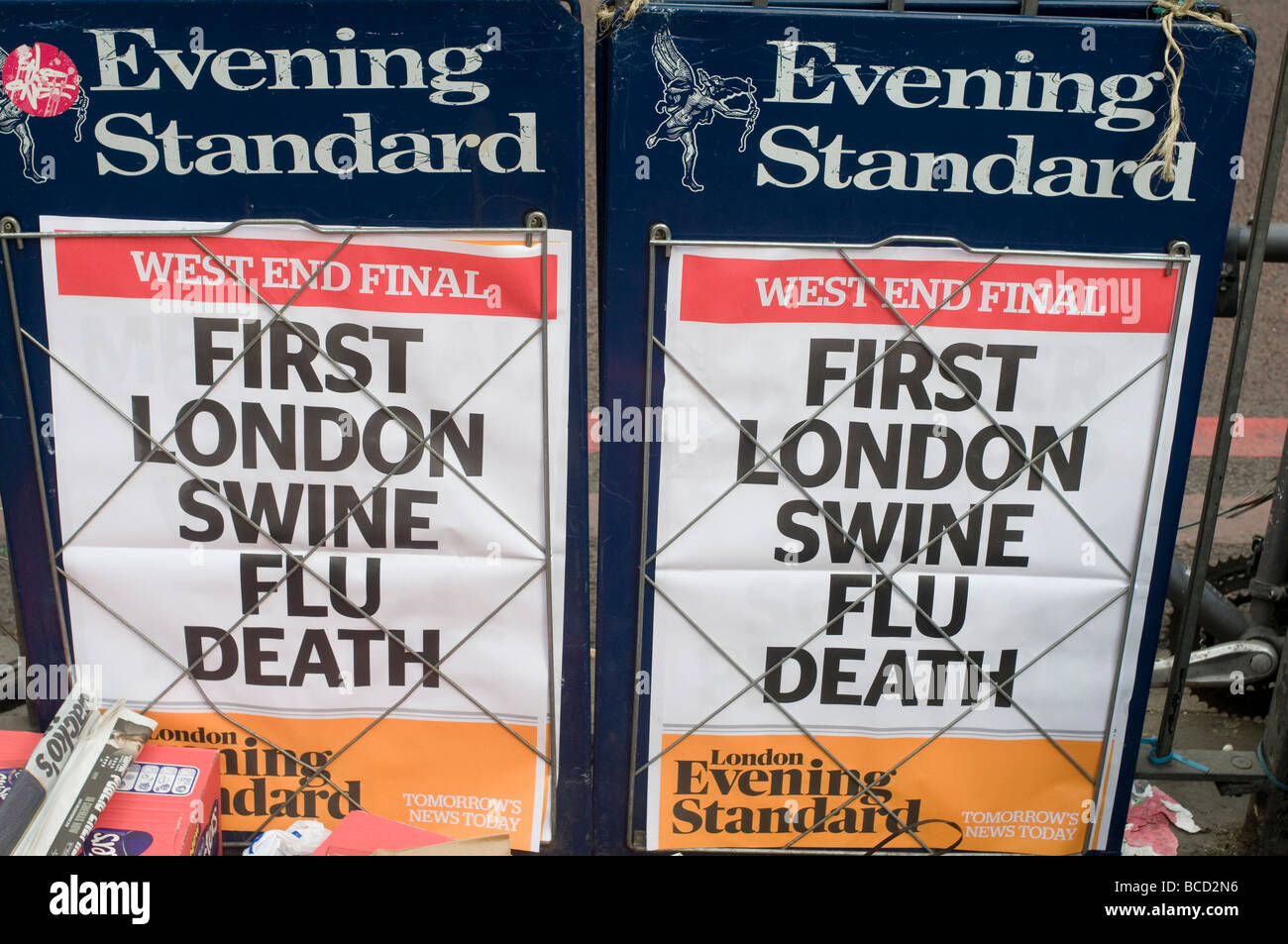 Swine Flu in London Newspaper headlines with announcement First London swine flu death Stock Photo