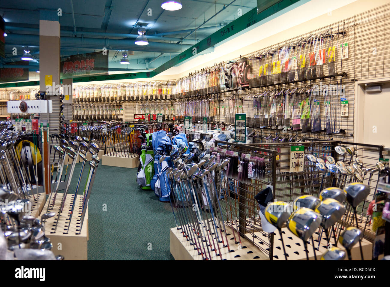 golf clubs display, Golf Town, Coquitlam Centre Mall, Barnet Highway, Coquitlam, BC, Canada Stock Photo