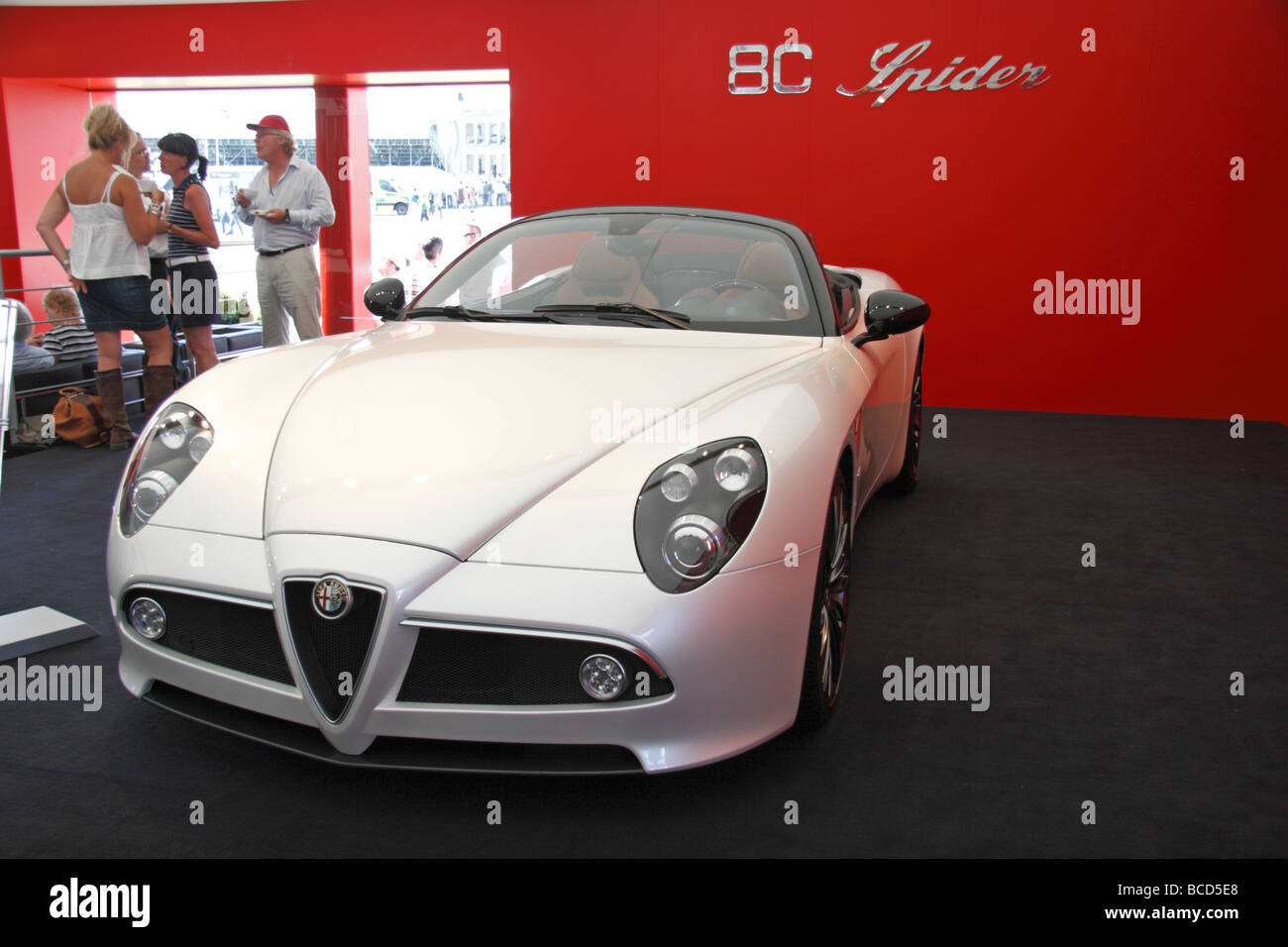Alfa Romeo 8C Spider shows up in Milan