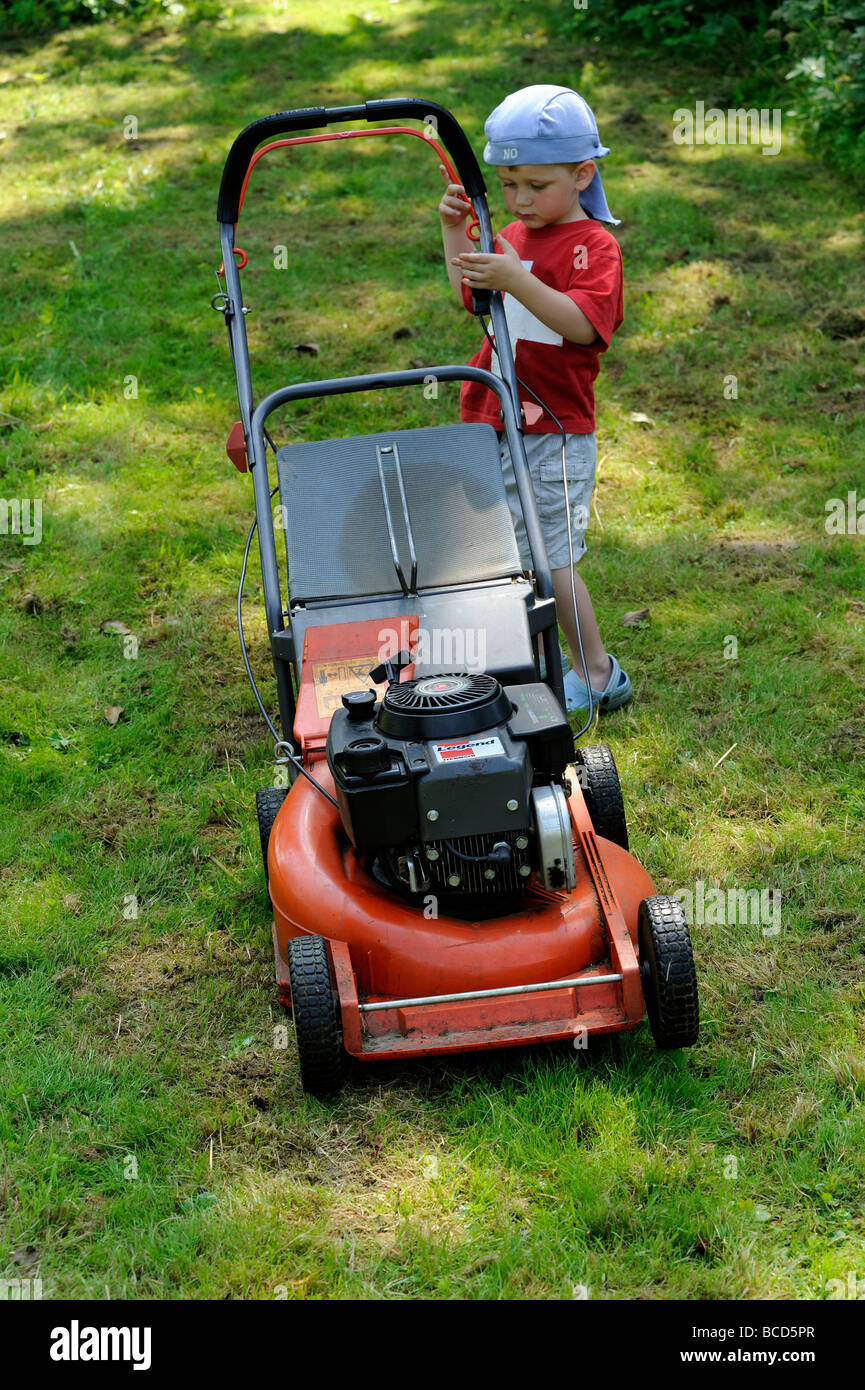 Lawn mower child Banque de photographies et d'images à haute résolution -  Alamy