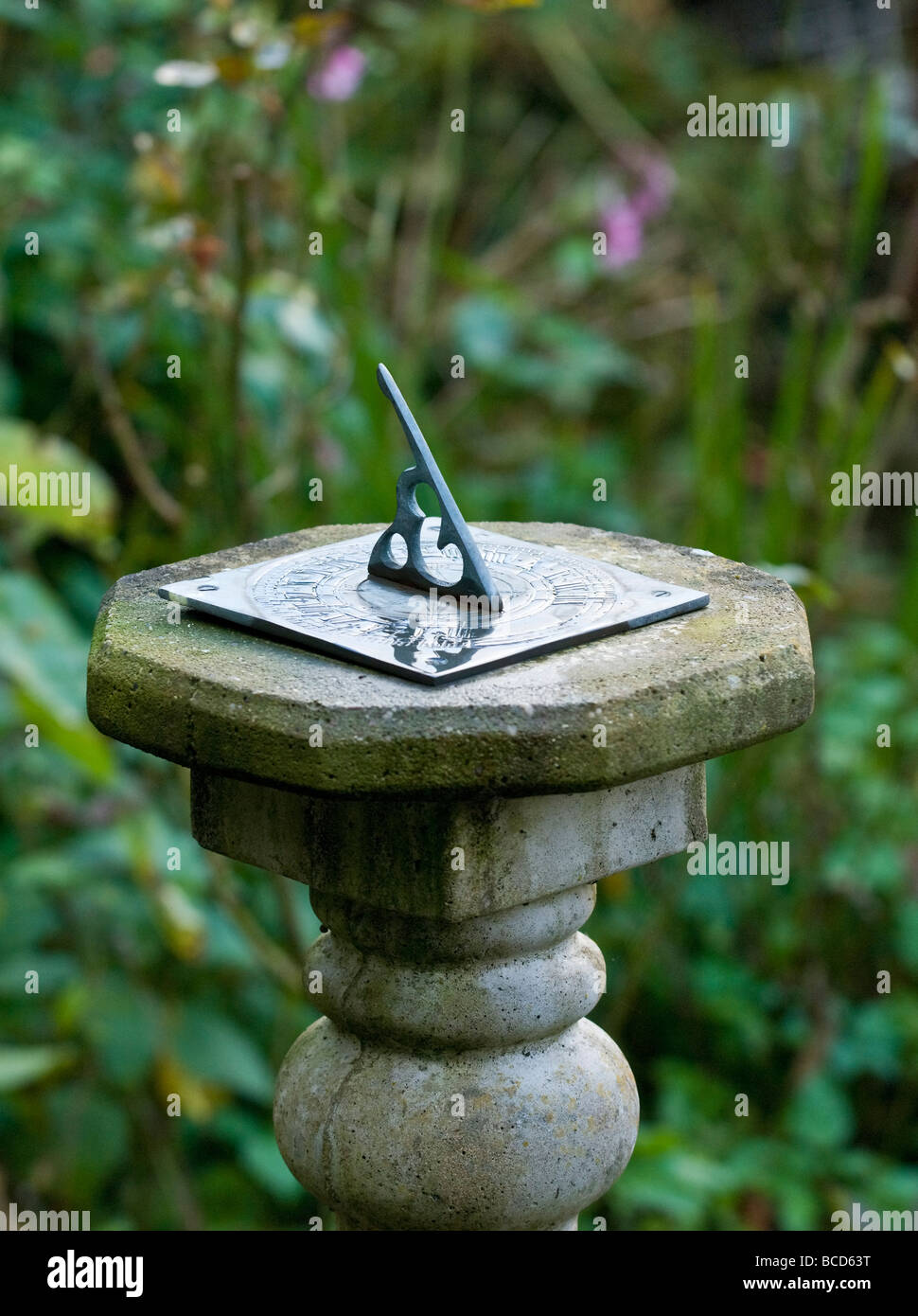 Sundial in a garden hires stock photography and images Alamy