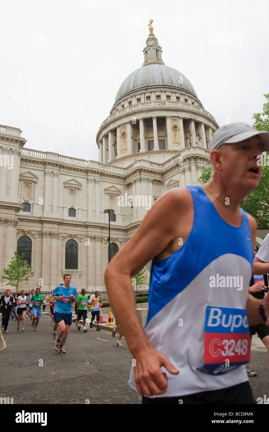 Flora 10K runners run past St Paul's Cathedral Stock Photo