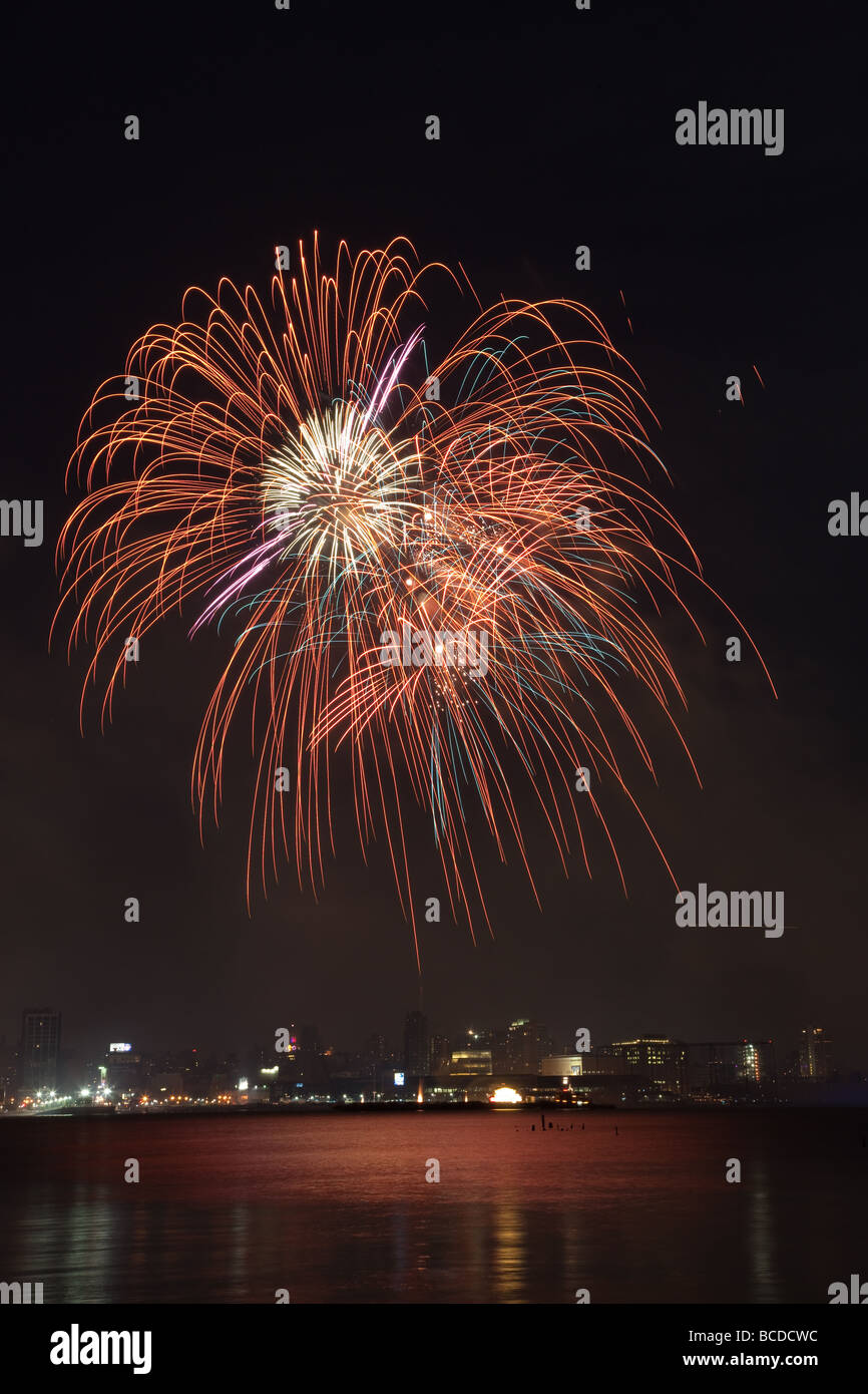 The annual Macy's Fourth of July fireworks extravaganza lights the sky ...