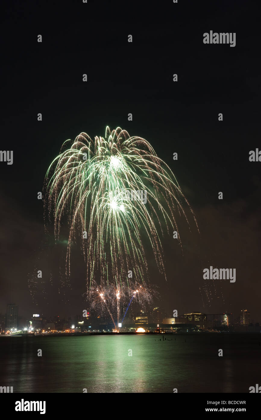 The annual Macy's Fourth of July fireworks extravaganza lights the sky ...