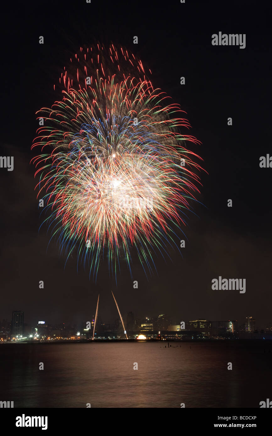 The annual Macy's Fourth of July fireworks extravaganza lights the sky ...