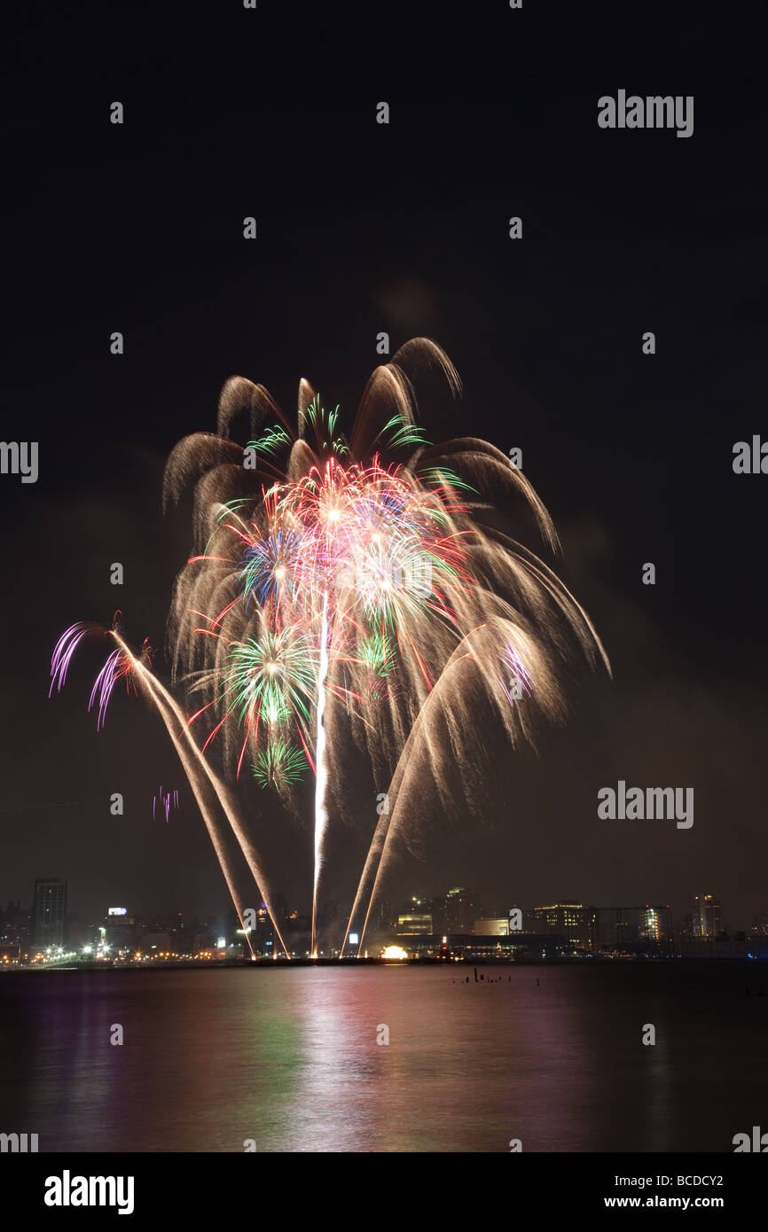 The annual Macy's Fourth of July fireworks extravaganza lights the sky ...