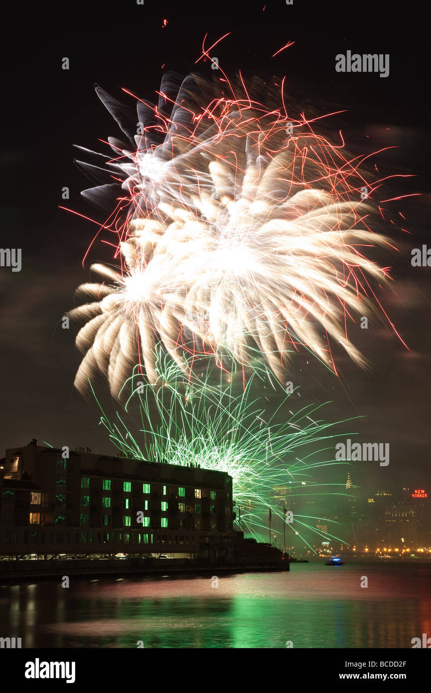 The annual Macy's Fourth of July fireworks extravaganza lights the sky ...