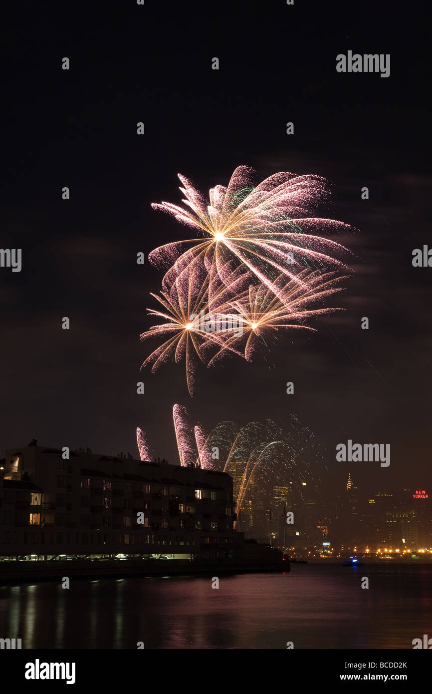 The annual Macy's Fourth of July fireworks extravaganza lights the sky ...