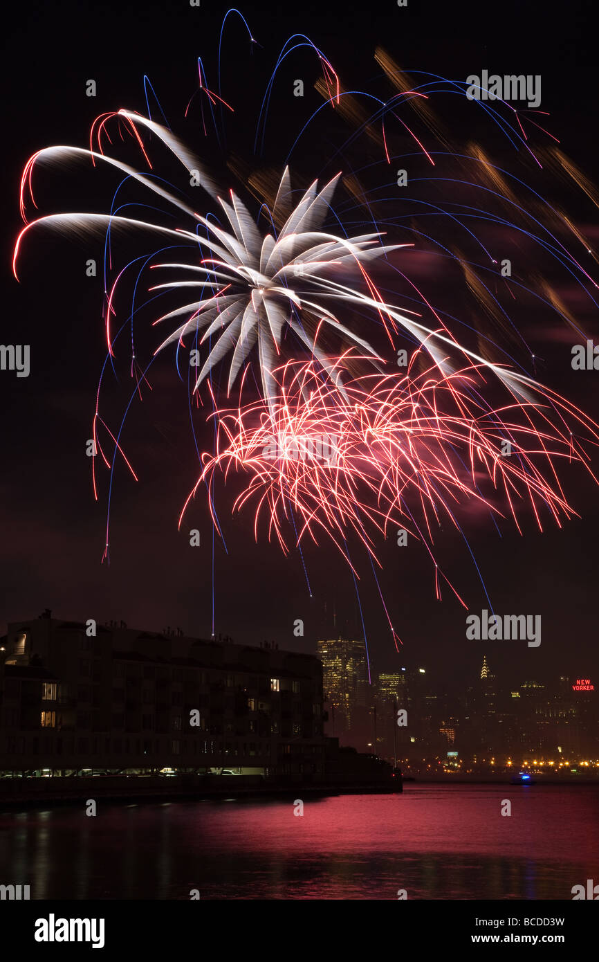 The annual Macy's Fourth of July fireworks extravaganza lights the sky ...