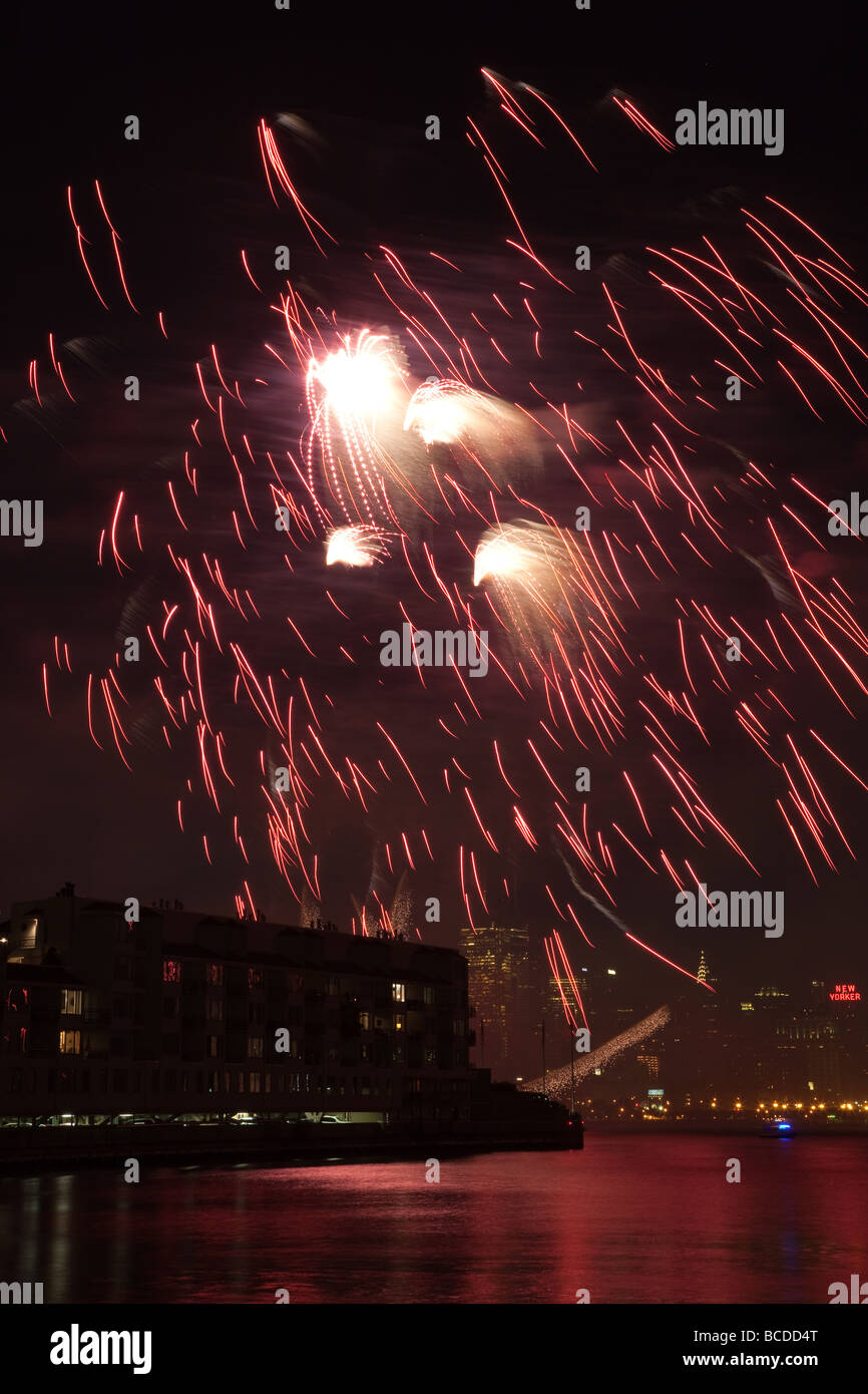 The annual Macy's Fourth of July fireworks extravaganza lights the sky ...