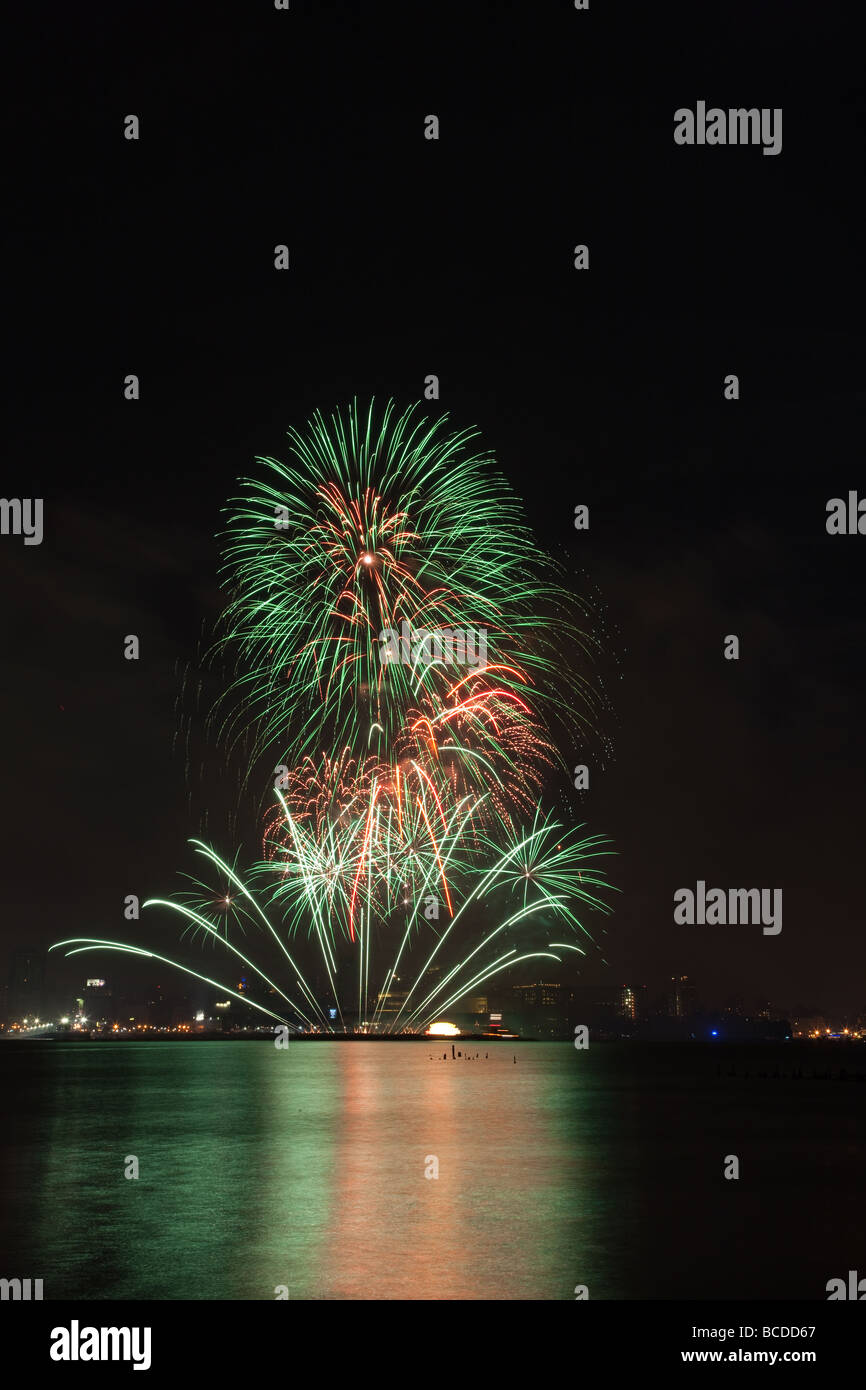 The annual Macy's Fourth of July fireworks extravaganza lights the sky ...