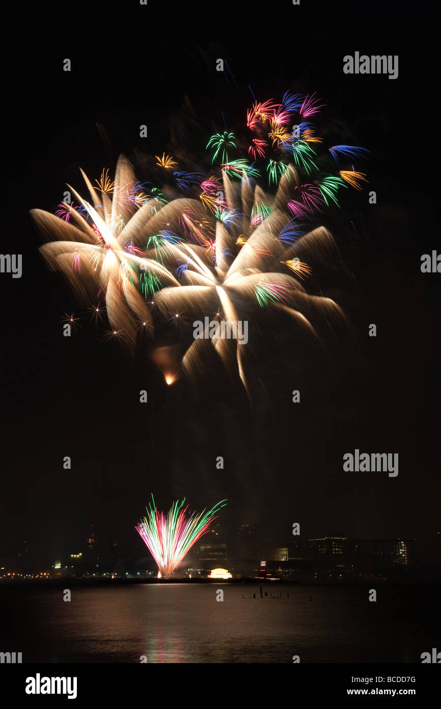 The annual Macy's Fourth of July fireworks extravaganza lights the sky ...
