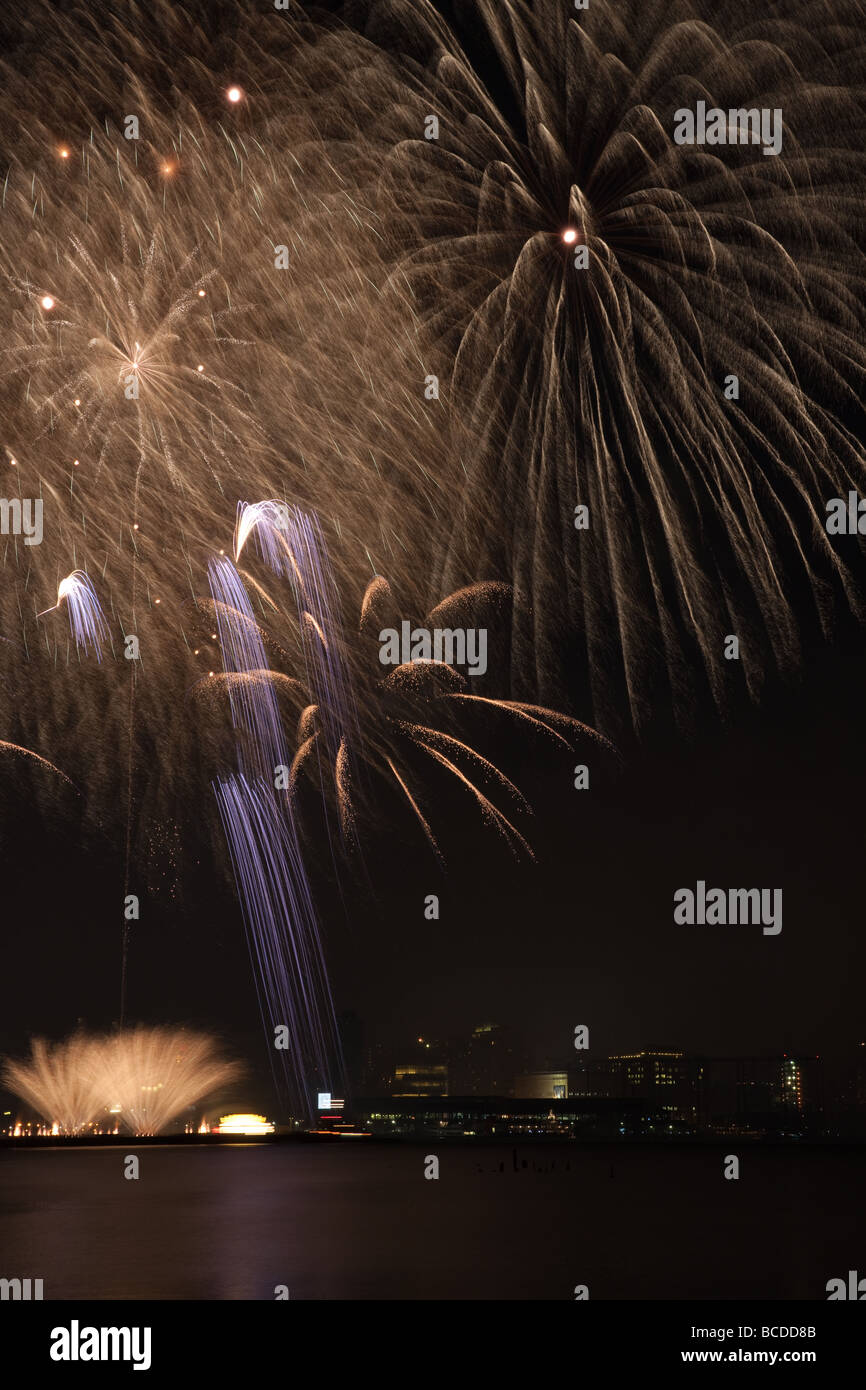 The annual Macy's Fourth of July fireworks extravaganza lights the sky ...