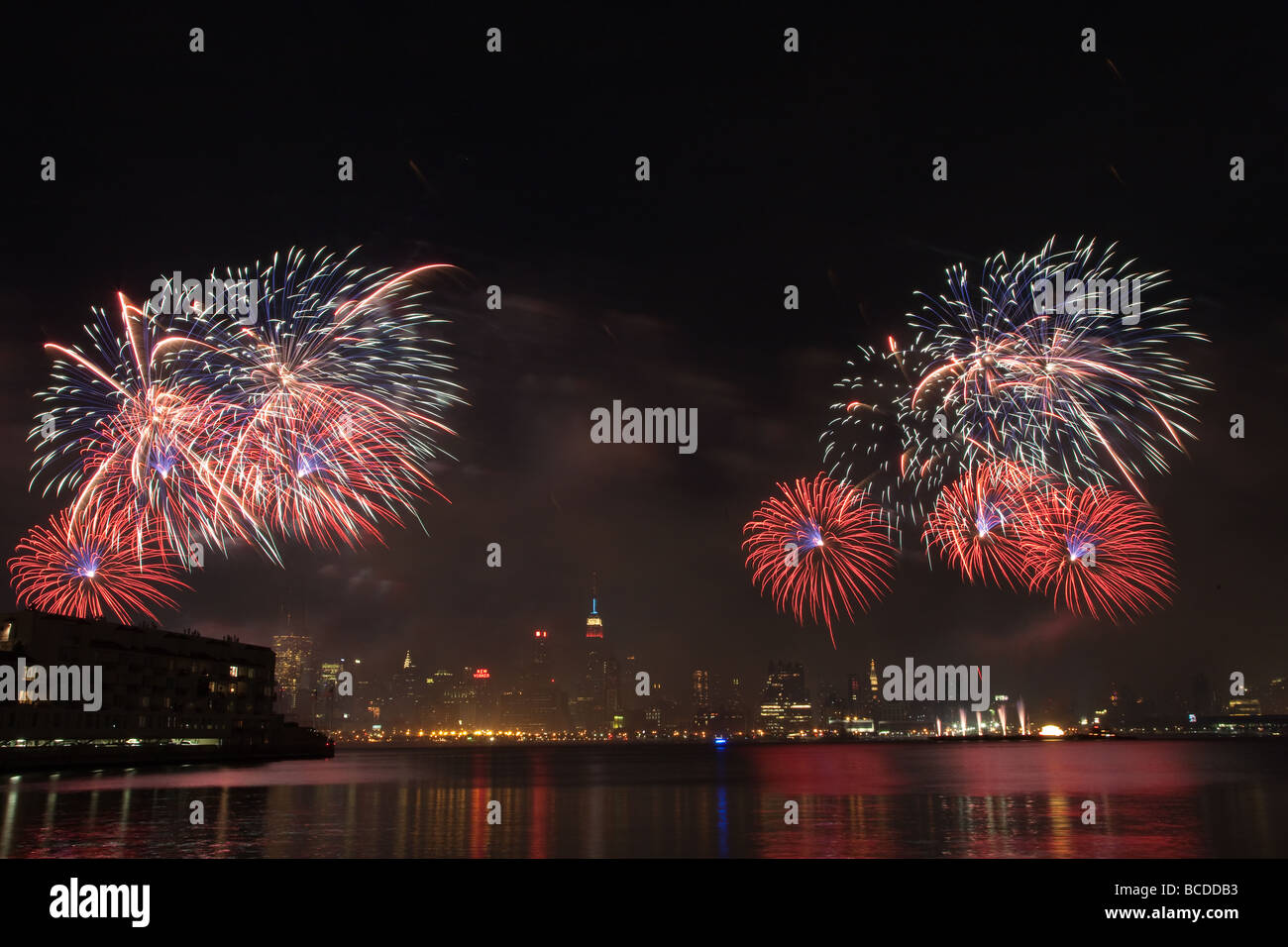 The annual Macy's Fourth of July fireworks extravaganza lights the sky ...