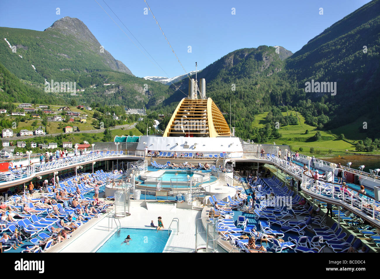 Bar waiter, P&O Oceana Cruise Ship, Geiranger, Geiranger Fjord, More og Romsdal, Norway Stock Photo