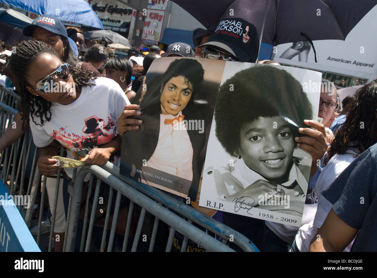 Thousands of Michael Jackson fans gather outside the Apollo Theater in  Harlem in New York for a memorial Stock Photo - Alamy