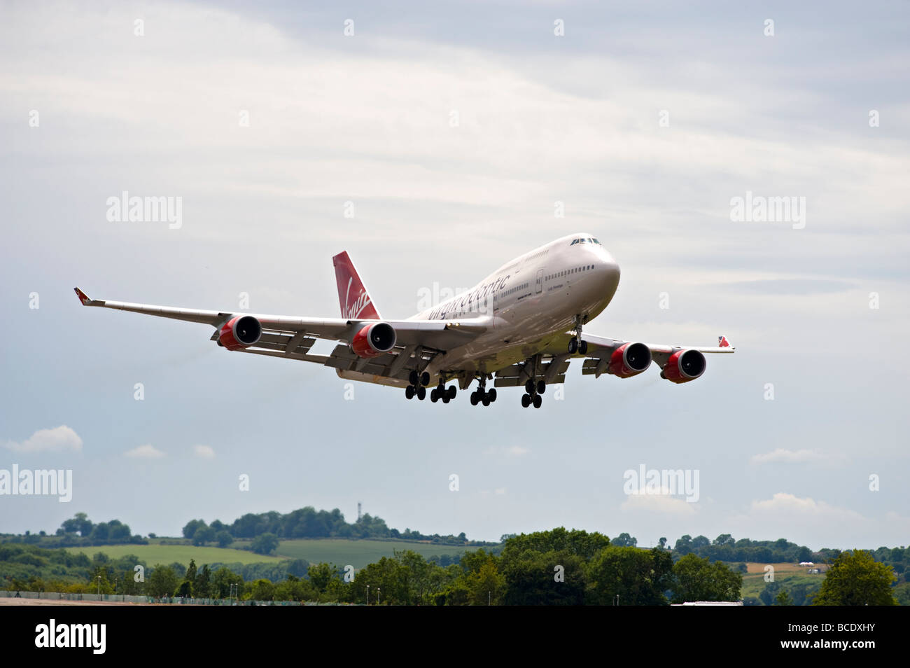 Virgin 747 Aircraft makes a wheels down flypast at the 2009 Biggin Hill ...