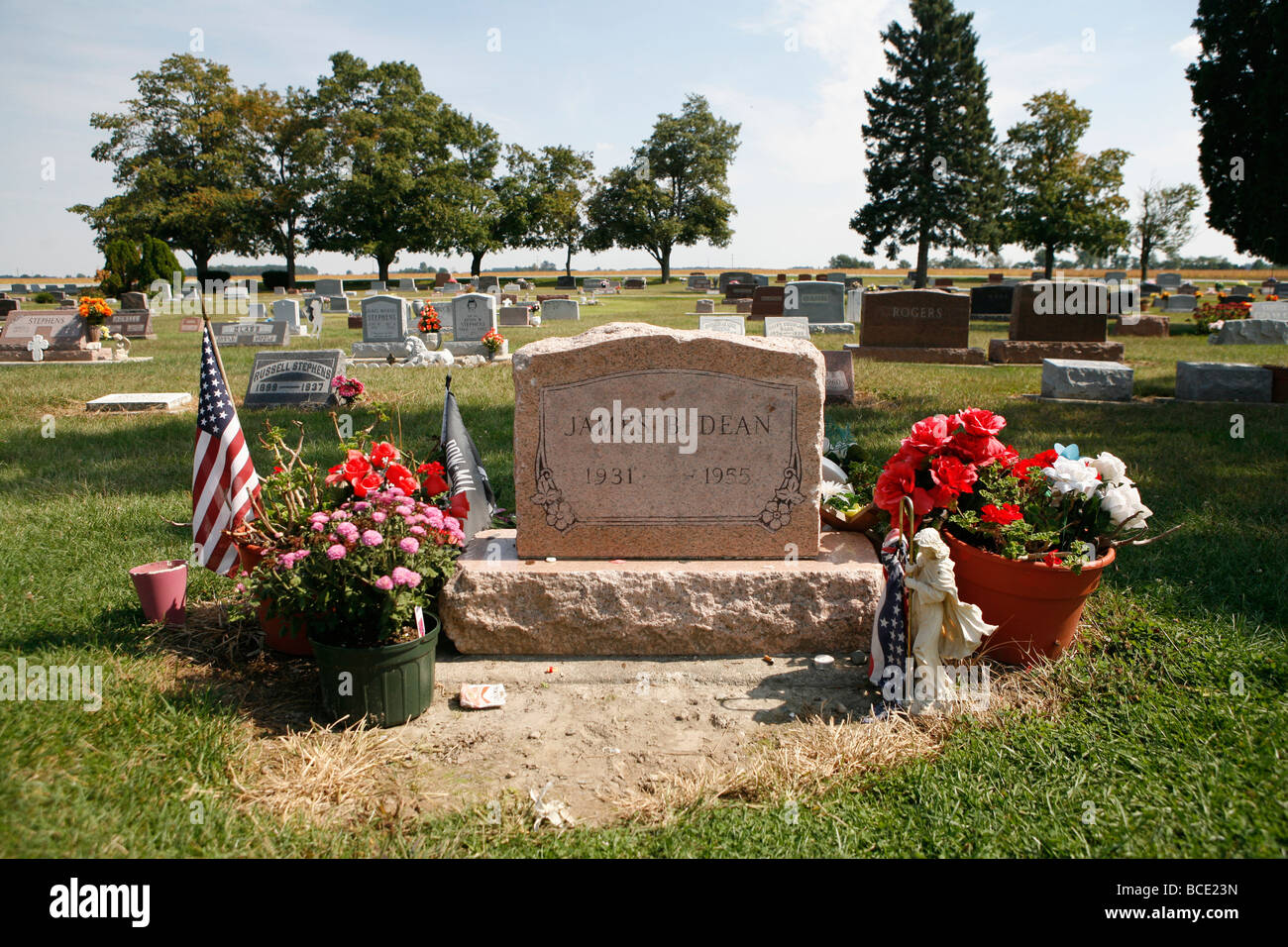 James Dean s grave at the Park Cemetery Fairmont Indiana Stock Photo