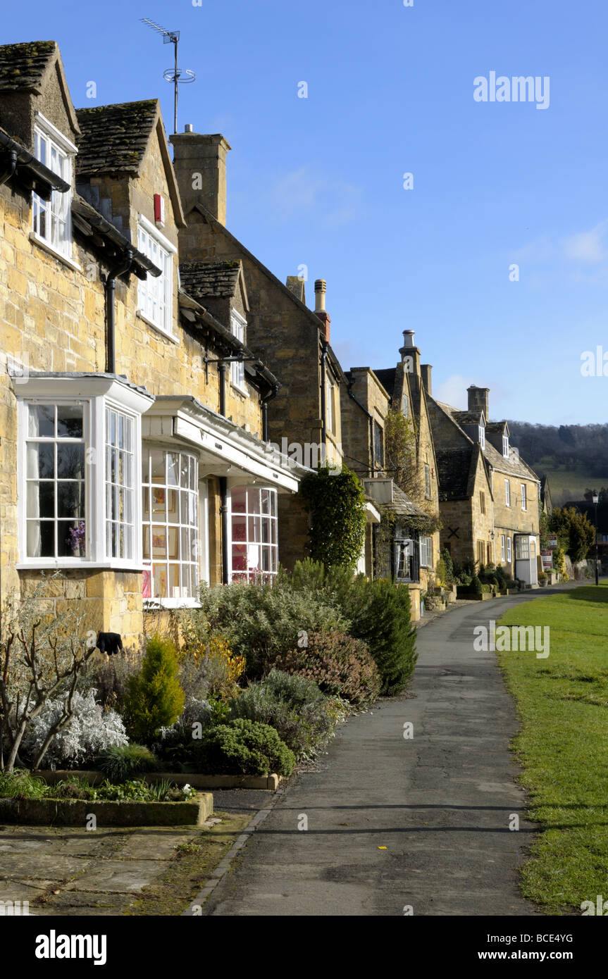 Broadway cotswolds high street hi-res stock photography and images - Alamy