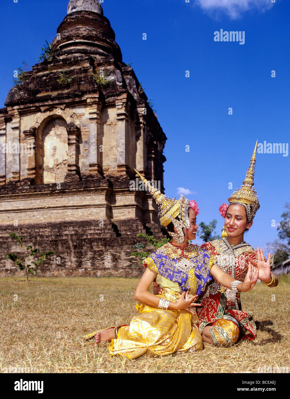 2339 Traditional Thai Dancers in Classical Dress Thailand Stock Photo ...