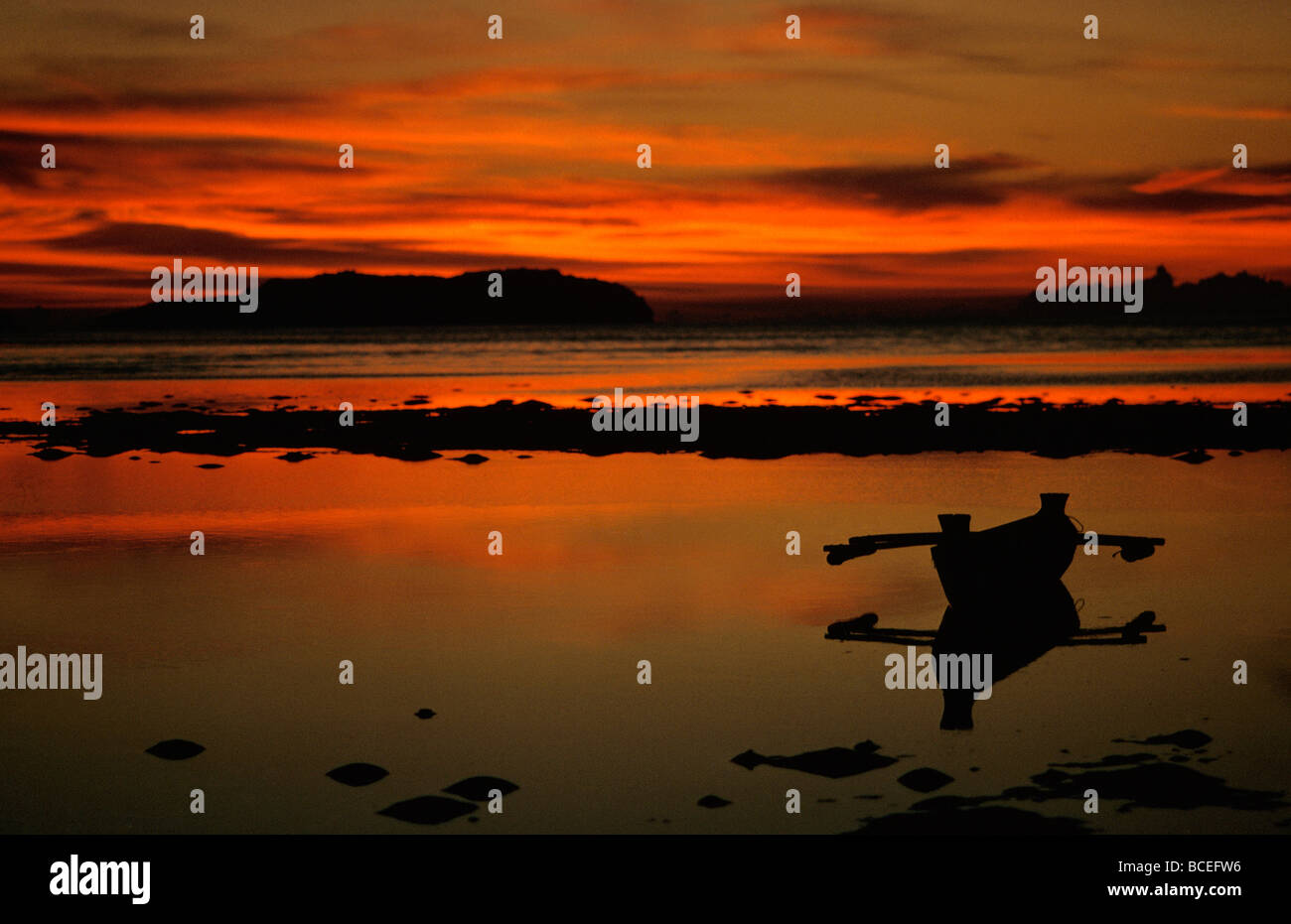 Fishing boat in sunset sea hi-res stock photography and images - Alamy