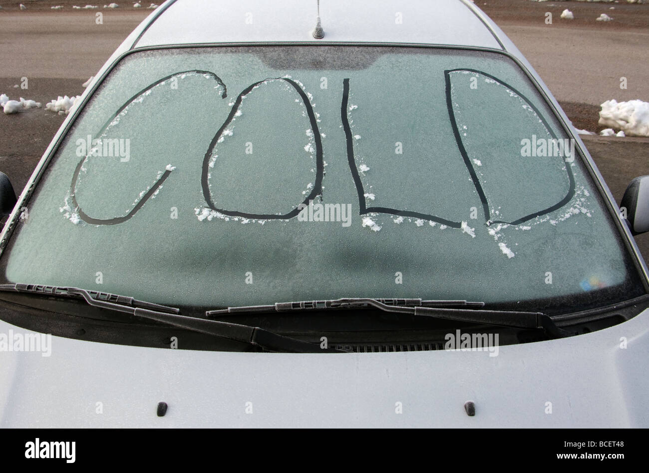 The word COLD is written in the frosty windshield of a car Stock Photo