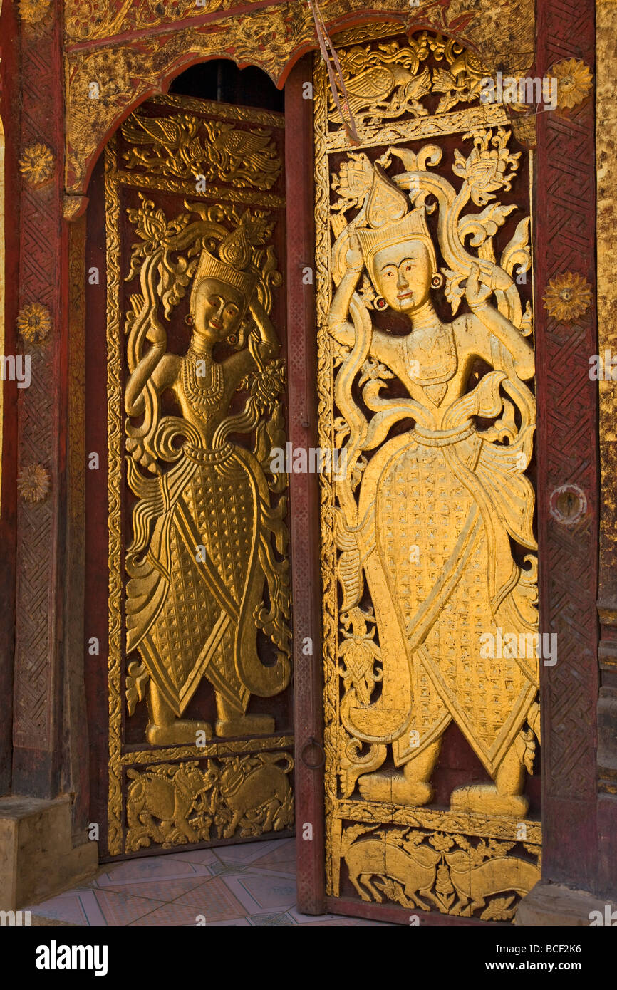 Myanmar, Burma, Wan-seeing. The ornately carved and gilded doors of the beautiful 15th or 16th century Wan-seeing monastery. Stock Photo