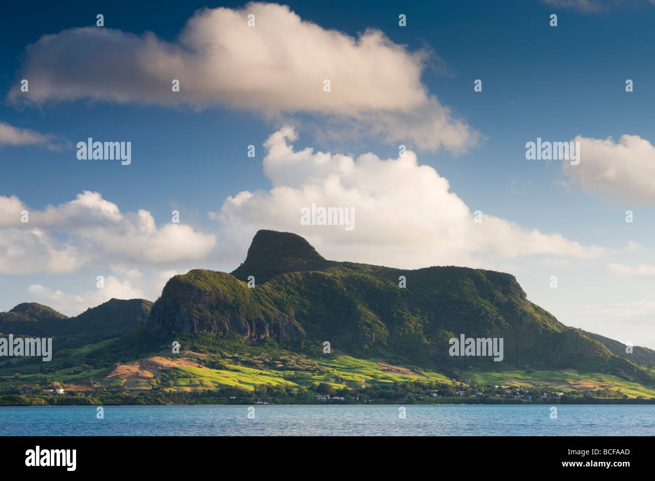 Lion Mountain Hi res Stock Photography And Images Alamy lion-mountain-hi-res-stock-photography-and-images-alamy