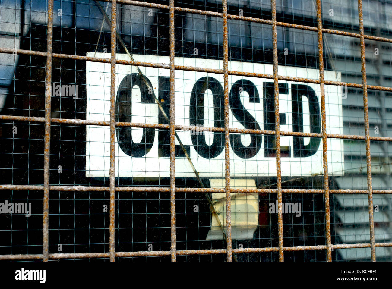 Closed sign in Blackpool shop Stock Photo Alamy