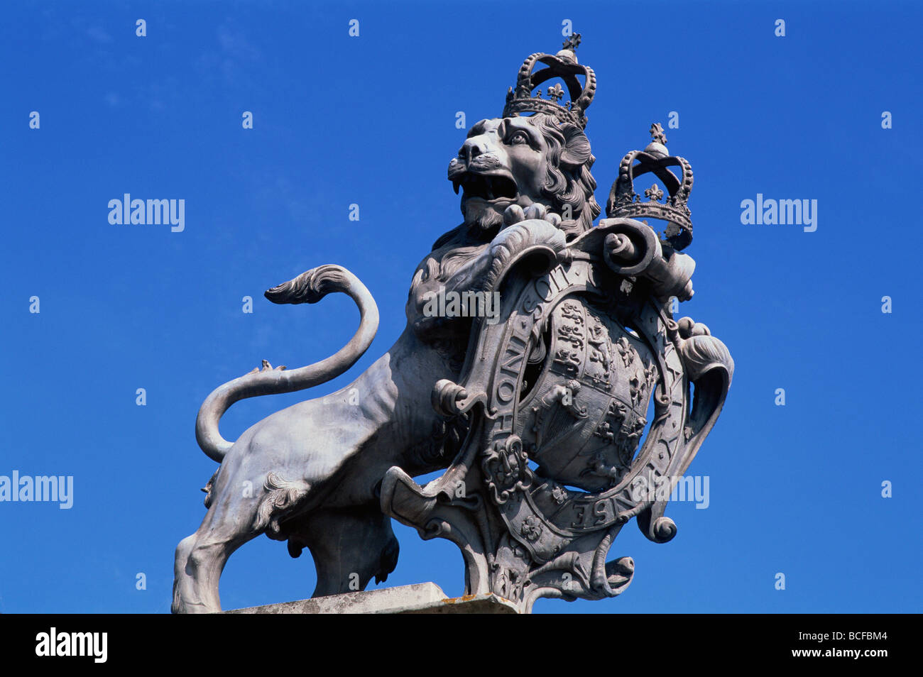 Lion rampant statue hi-res stock photography and images - Alamy