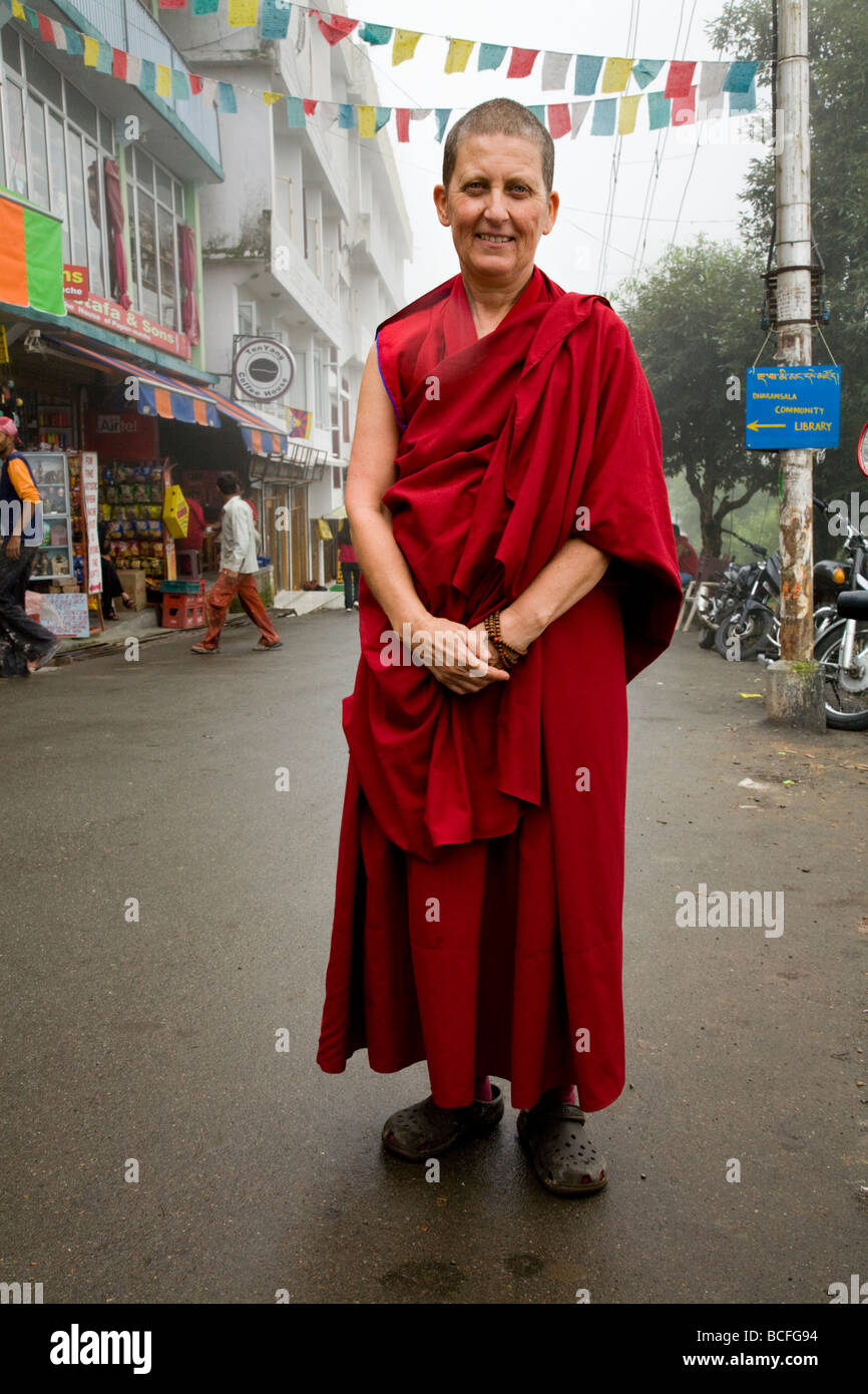 Buddhist nun – of western nationality – on pilgrimage to Tsuglagkhang Complex (Dalai Lama home): In a McCleod Ganj street. India Stock Photo