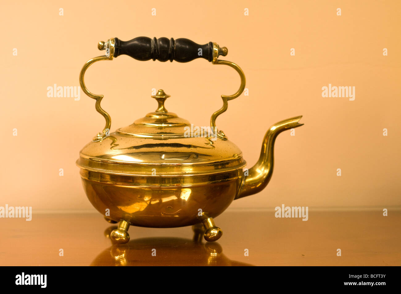 victorian brass kettle Stock Photo Alamy