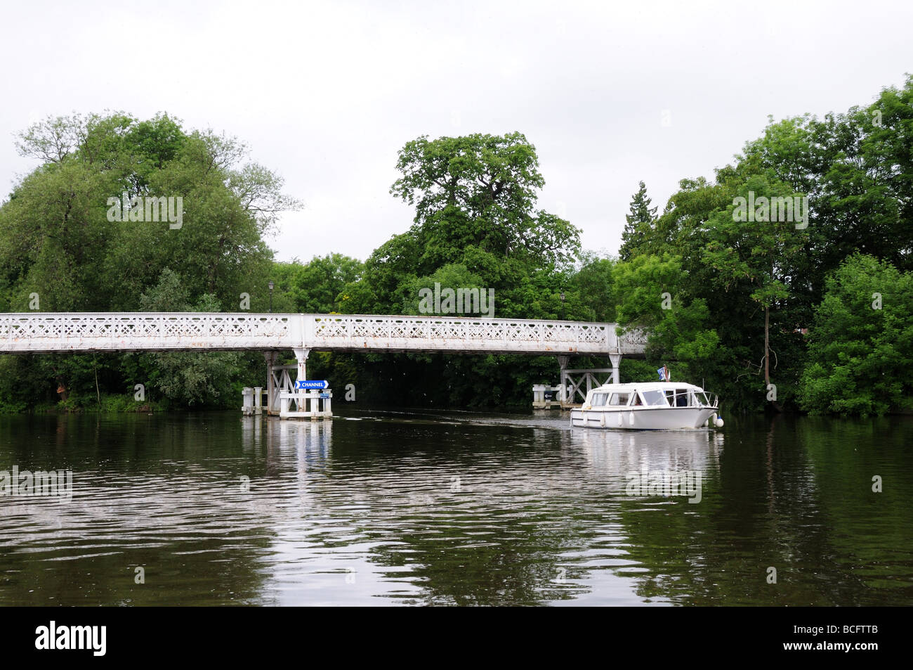 Whitfchurch Toll Bridge over the River Thames Pangbourne West Berkshire England Stock Photo