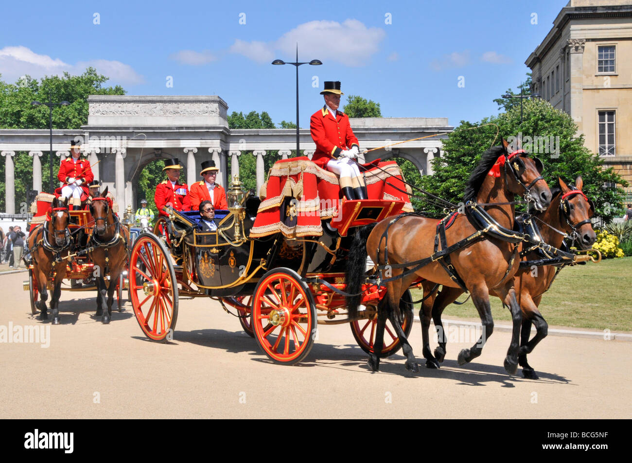 Hyde Park Corner London two horse drawn open carriages Stock Photo Alamy