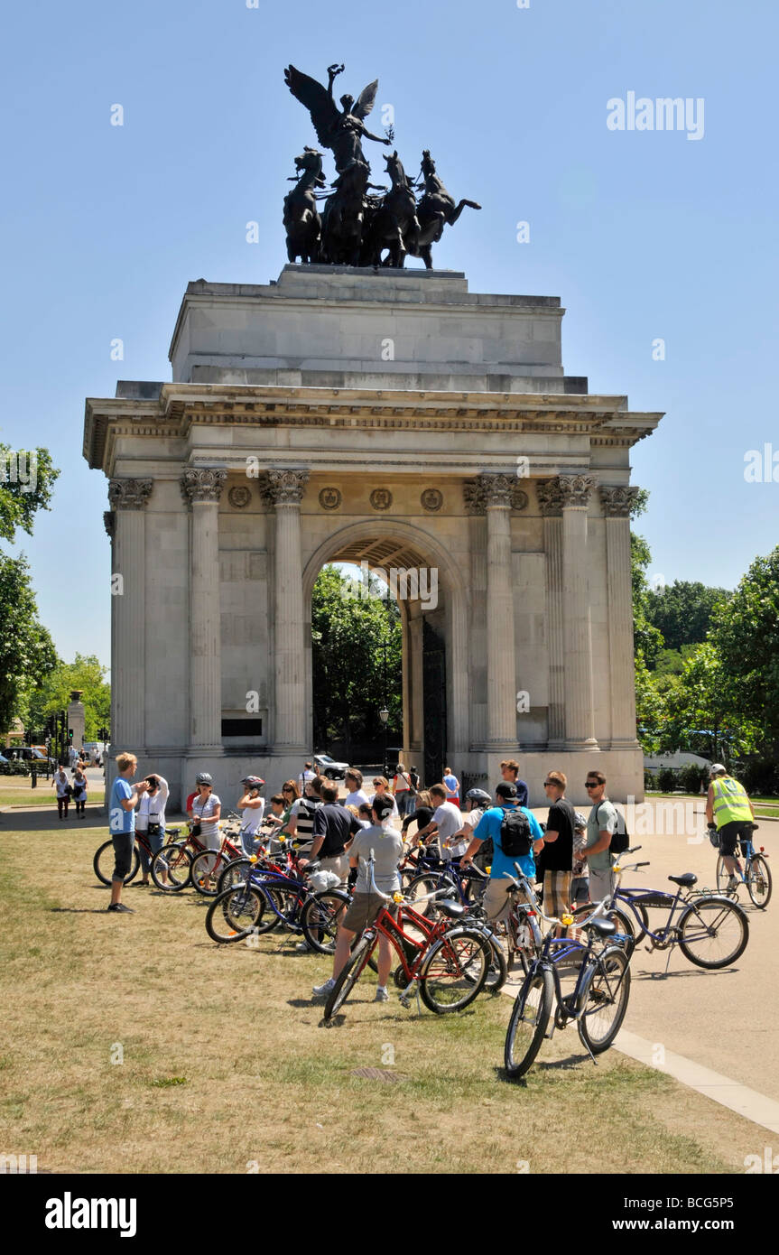 Hyde Park Corner London Wellington Arch group of cyclists on escorted sightseeing tour with guide Stock Photo