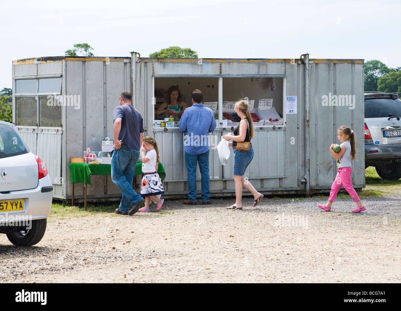 People buying fruit and vegetables at a roadside 'Pick-Your-Own' stall.  A farm shop on the borders of Hampshire and Dorset. UK. Stock Photo