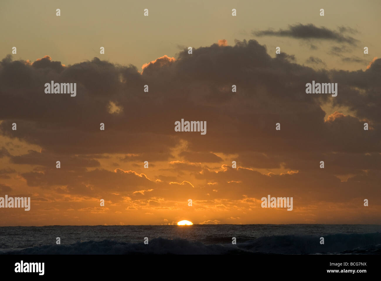 Sunrise over the ocean hi-res stock photography and images - Alamy