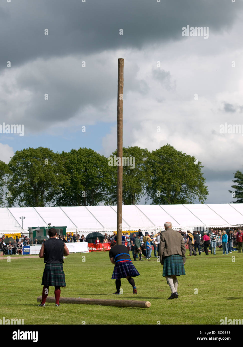 Caber Tossing at a Highland Games Event Stock Photo Alamy