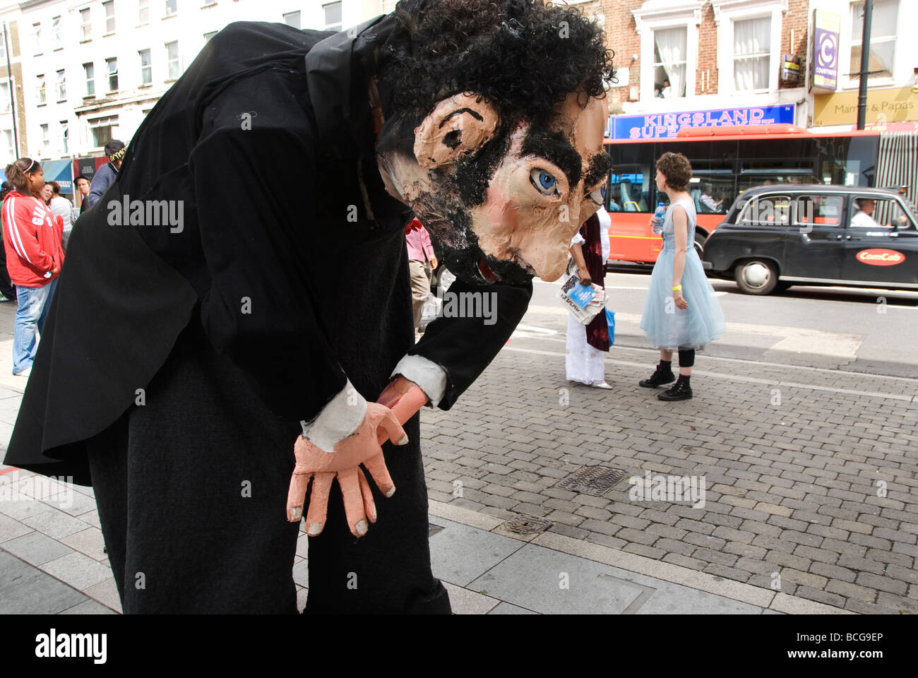 Giant puppet hires stock photography and images Alamy