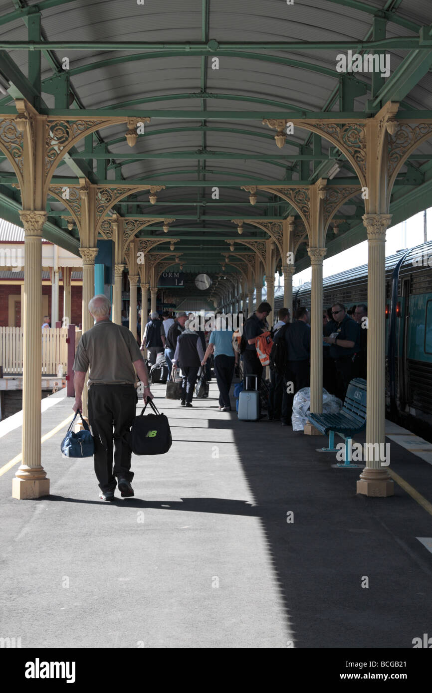 Passengers alighting from the Sydney to Melbourne train at Albury Australia Stock Photo