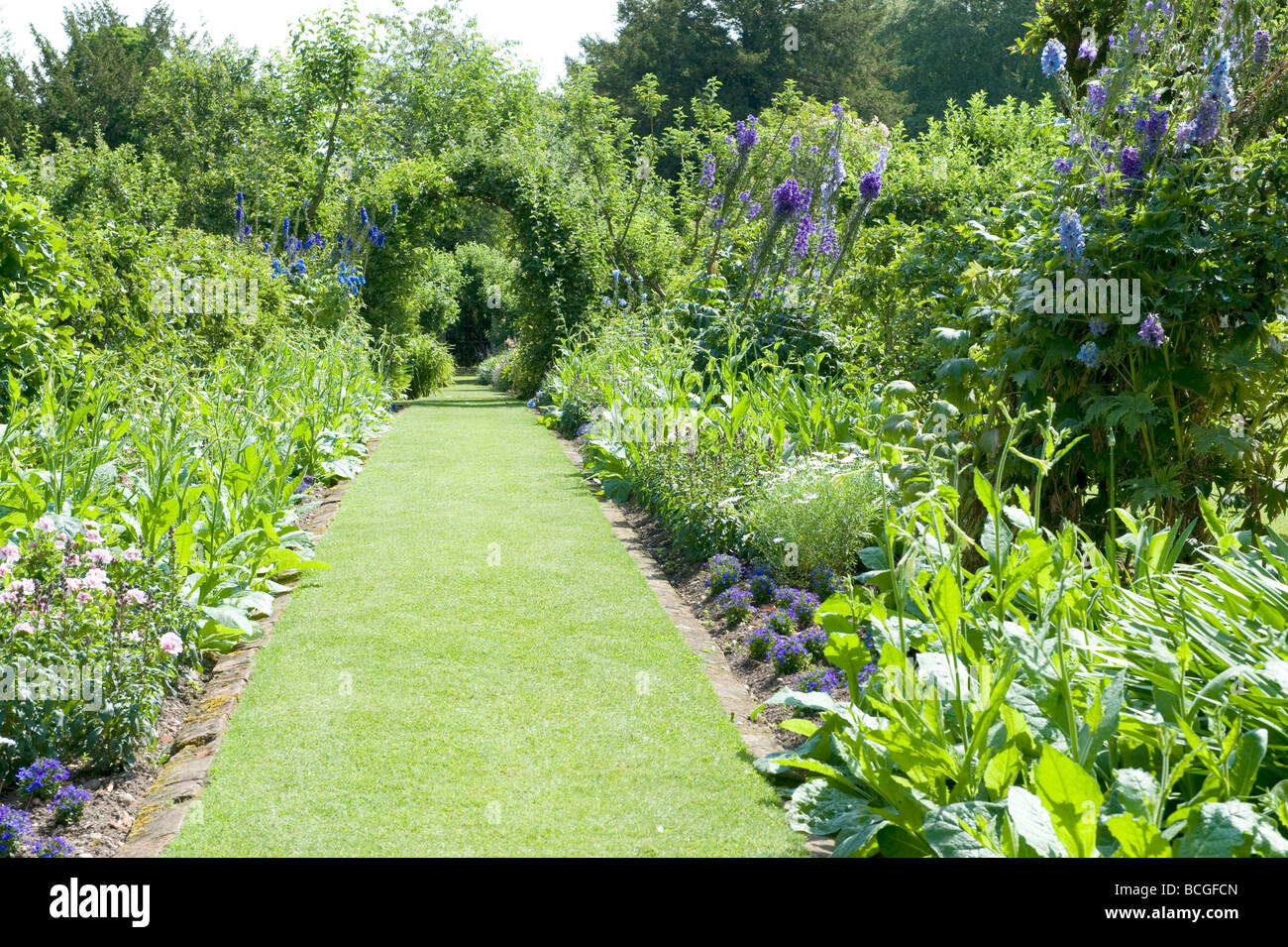 Picturesque Cottage Garden Walkway With Arch Stock Photo 24949589
