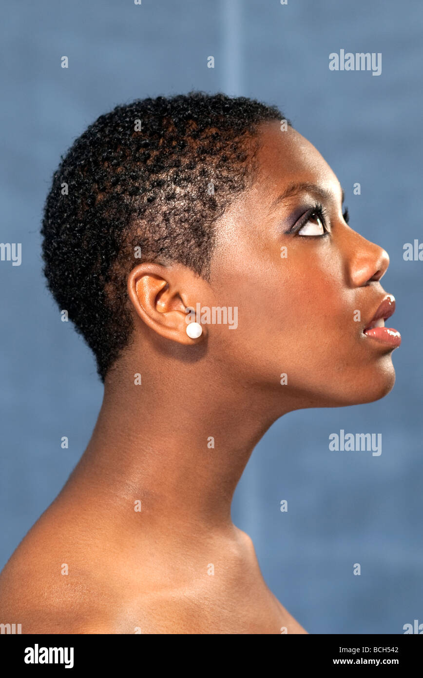 https://c8.alamy.com/comp/BCH542/black-woman-with-a-long-neck-BCH542.jpg