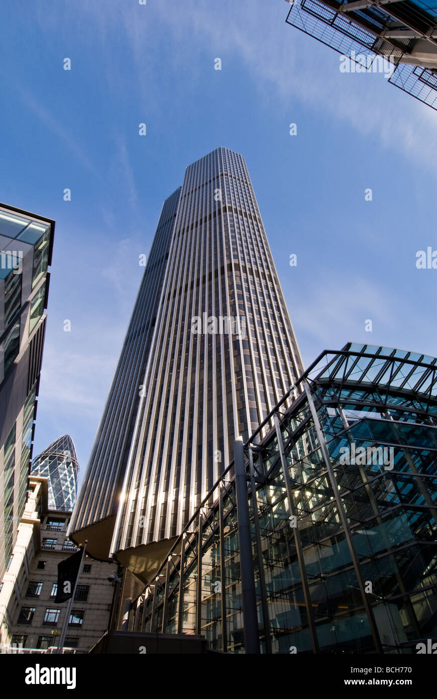 Архитектурные постройки. 17 метров здание. 30 метровое здание. Небоскреб антилия мумбаи. Гонконг церкви.