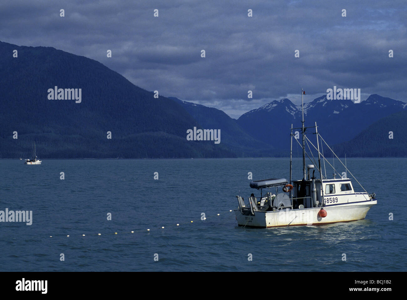 https://c8.alamy.com/comp/BCJ1B2/commercial-gillnet-fishing-boat-taku-inlet-se-alaska-summer-BCJ1B2.jpg