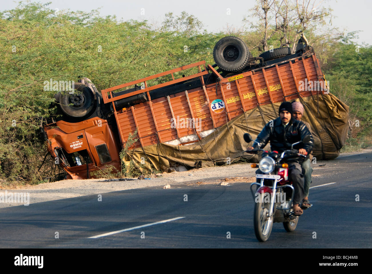 Truck crash india hires stock photography and images Alamy