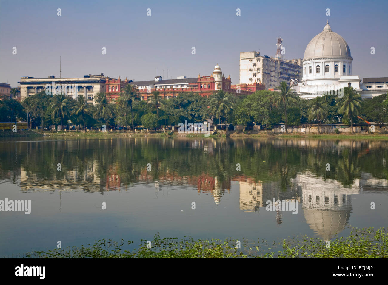 India, West Bengal, Kolkata, Calcutta, Dalhousie Square, General Post Office and Customs house, Central reservoir lake - tank Stock Photo