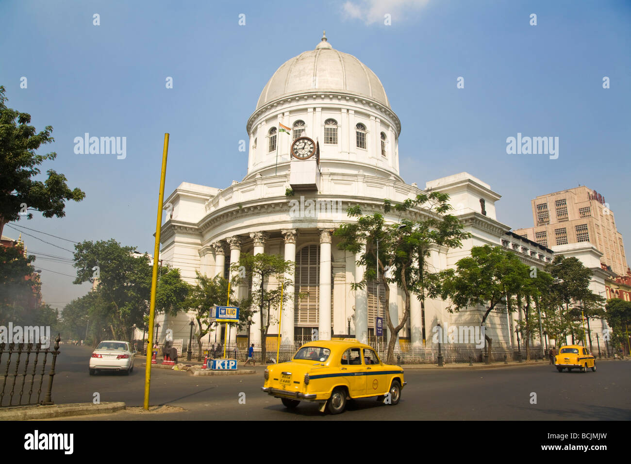 India, West Bengal, Kolkata, Calcutta, Dalhousie Square, General Post Office, Yellow ambassador taxi Stock Photo