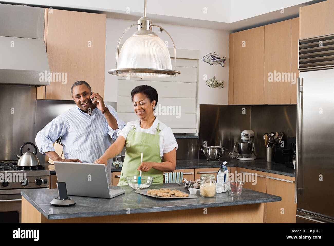 Couple laptop cooking hi-res stock photography and images - Alamy
