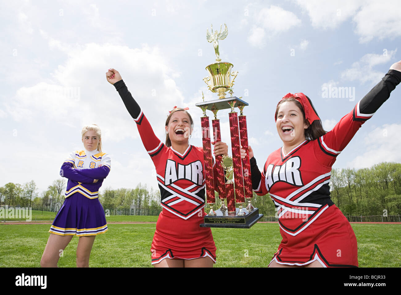 Mac-Hi cheerleaders R-A-L-L-Y in the classroom, News