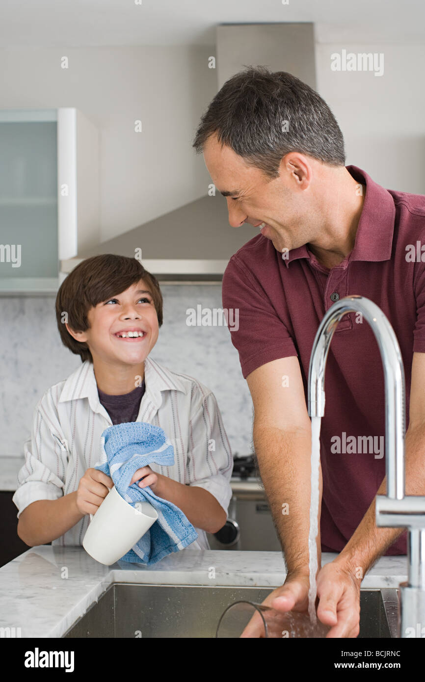 Моет сына подростка. Мама моет ребенка в ванной. Отец моет сына в ванной. Сын моет посуду. Сын моет посуду.